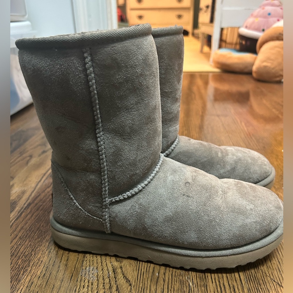 Uggs Classic Short II in Grey - Size 8